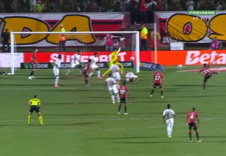 Vitória tem lance inusitado em jogo contra o Internacional; veja vídeo