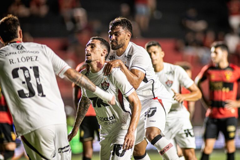 Vitória volta a vencer por mais de um gol de diferença após oito meses