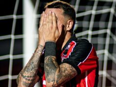 Santos vence jogo atrasado e Vitória volta para a zona de rebaixamento