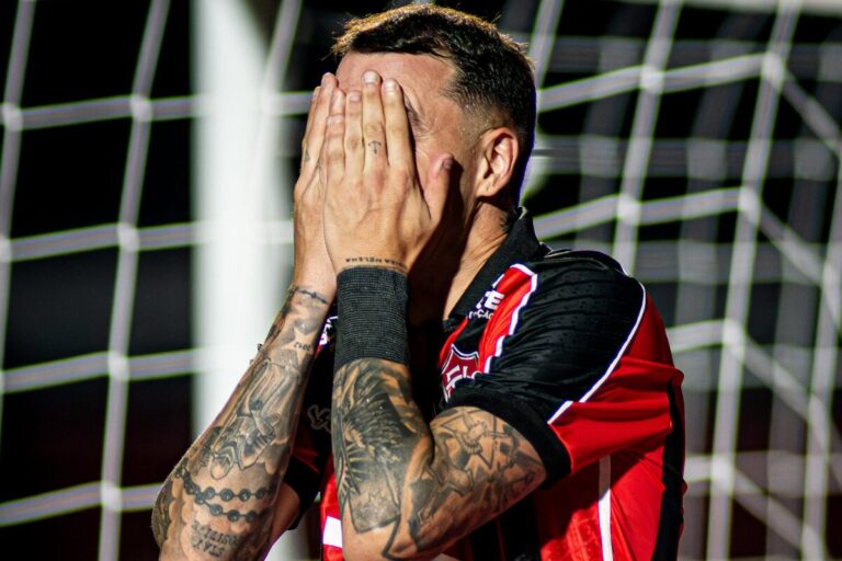 Santos vence jogo atrasado e Vitória volta para a zona de rebaixamento