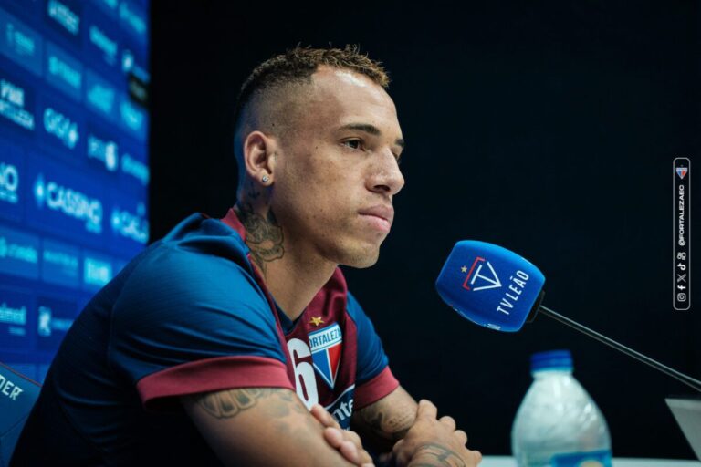 Vitória negocia contratação do atacante Breno Lopes