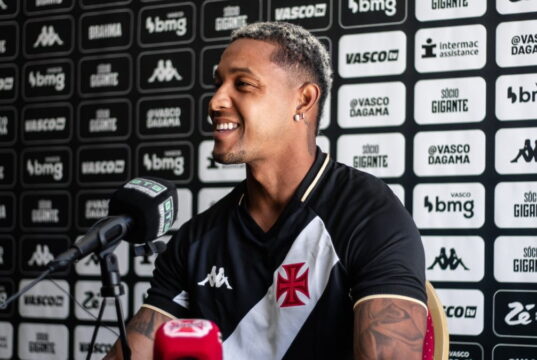 Vitória negocia David, mas impasse trava acerto com o Vasco