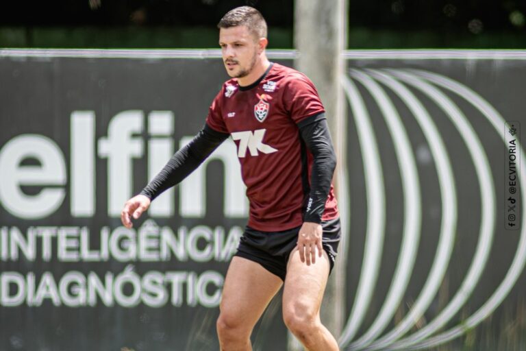 Renato Kayzer antecipa fim de férias e se reapresenta no Vitória