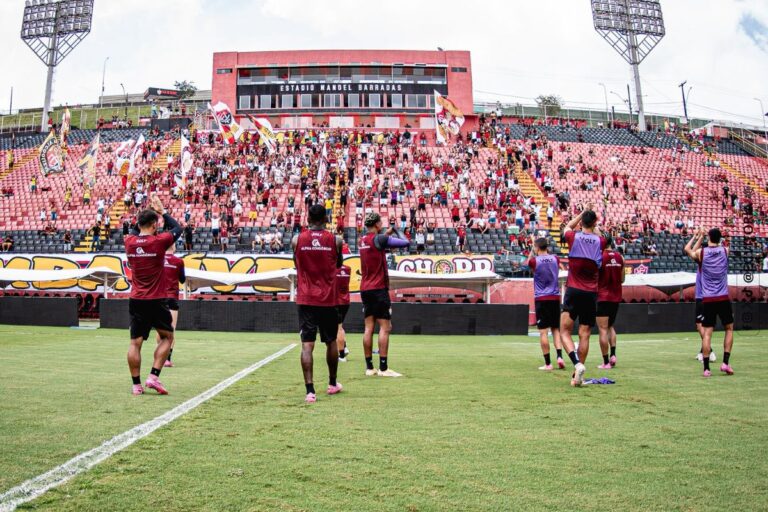 Com presença da torcida, Vitória encerra preparação para última batalha de 2025