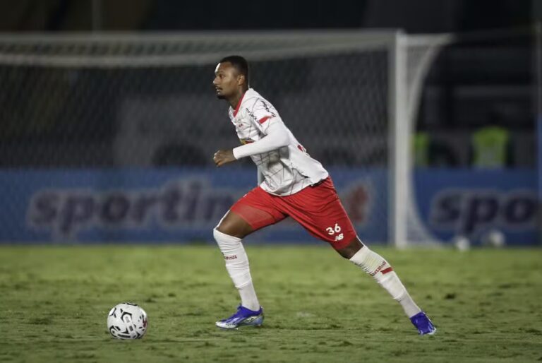 Vitória acerta bases e aguarda documentos por Luan Cândido, do Bragantino