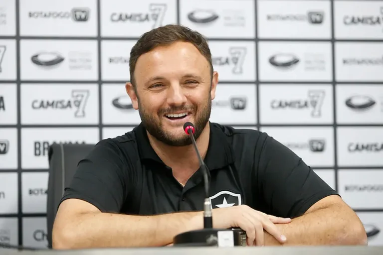 Vitória descarta acerto com André Mazzuco