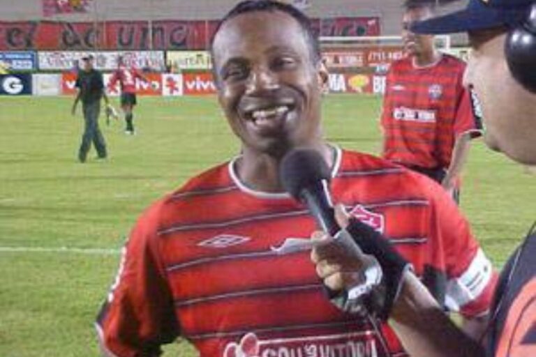 Edilson Capetinha, ex-jogador do Vitória, está no BBB 26