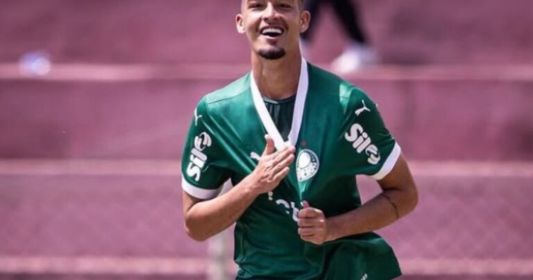 Vitória contrata zagueiro ex-Palmeiras