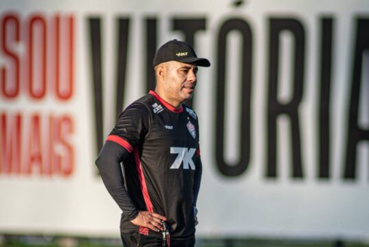 Jair Ventura confirma que vai reavaliar esquema com 3 zagueiros no Vitória Jair Ventura
