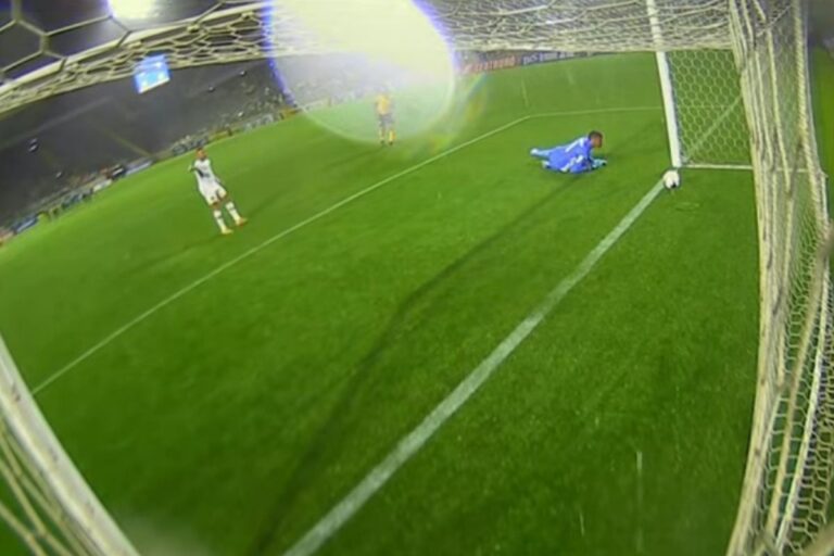 Vitória é assaltado pela arbitragem e está fora da Copinha