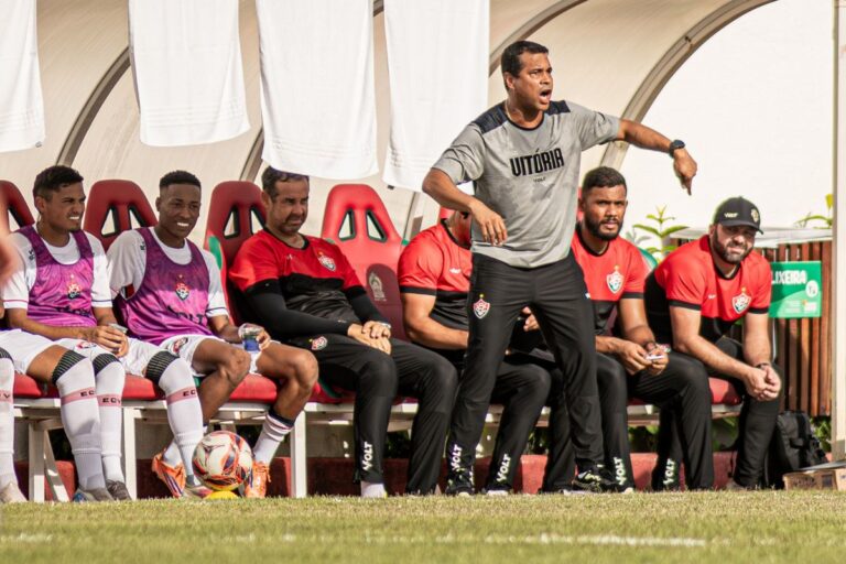 Vitória terá novidades para duelo com o Barcelona