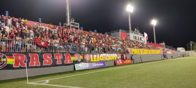 Torcida do Vitória na Arena Cajueiro