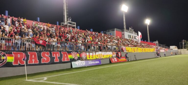 Torcida do Vitória na Arena Cajueiro
