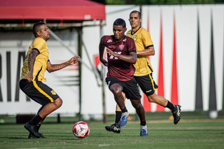 Com golaço de meia, Vitória vence jogo-treino em preparação para o Baianão