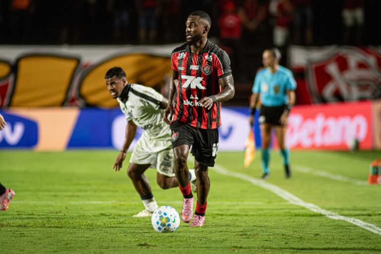 Vitória vence na estreia do Brasileirão e quebra jejum de 17 anos