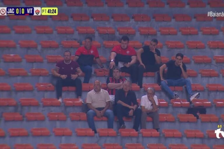 Jair Ventura e dirigentes do Vitória acompanham jogo em Pituaçu