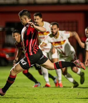 Vitória goleia a Juazeirense no Barradão na estreia do time principal