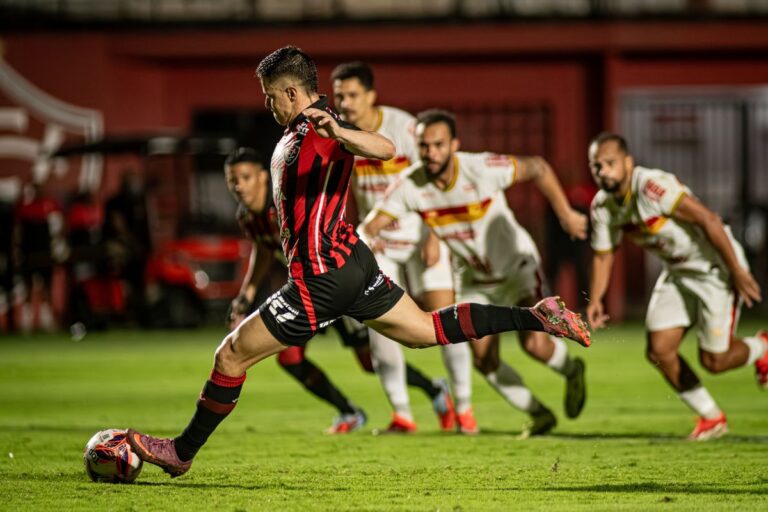Vitória goleia a Juazeirense no Barradão na estreia do time principal