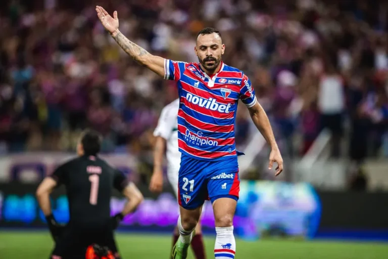 Vitória sonda situação de atacante do Fortaleza