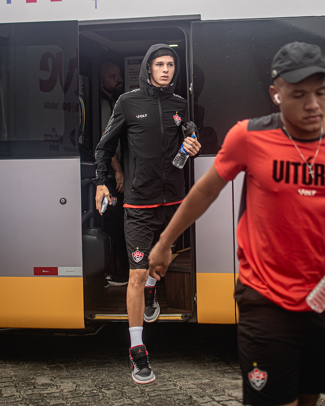 Vitória avalia exercer compra de promessa da base