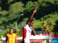 Ex-Vitória é vítima de racismo no futebol asiático Denílson