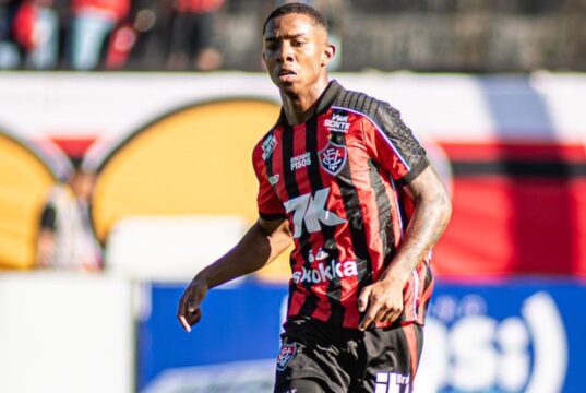 Vitória renova contrato de Edenilson até 2028