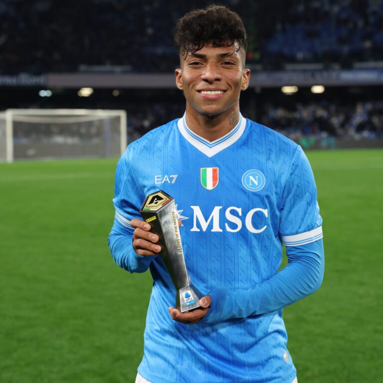 Ex-Vitória, Alisson Santos marca pelo Napoli e é eleito melhor em campo