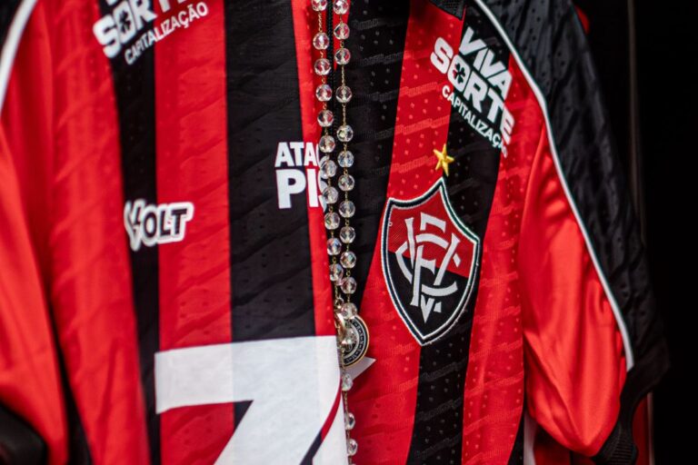 Vitória oficializa contratação de novo treinador