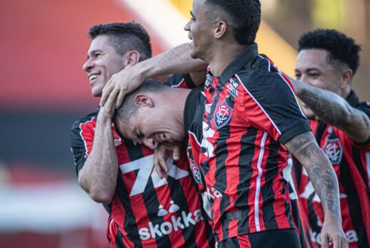 Vitória vence o Galícia no Barradão