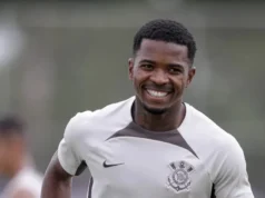 Vitória encaminha contratação do zagueiro Cacá