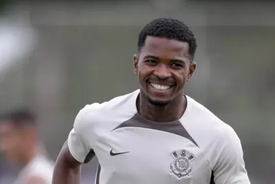Vitória encaminha contratação do zagueiro Cacá