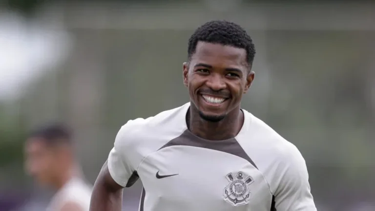 Vitória aguarda chegada de Cacá para exames