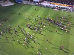 Vitória recebe multa do STJD por invasão de campo no Brasileirão 2025