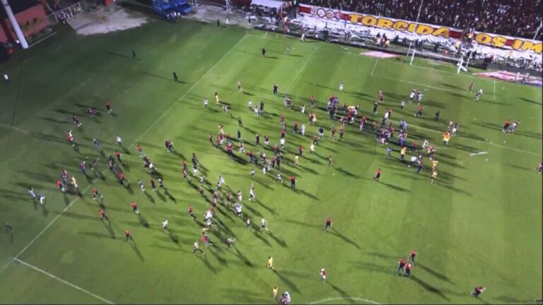 Vitória recebe multa do STJD por invasão de campo no Brasileirão 2025
