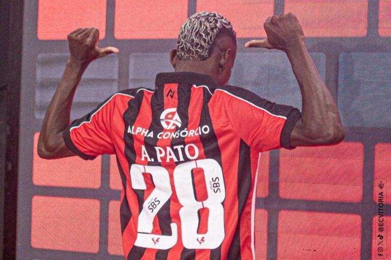 Anderson Pato apresentado como reforço do Vitória