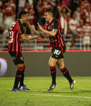Em jogo movimentado, Vitória vence o CRB no Rei Pelé Erick e Renato Kayzer