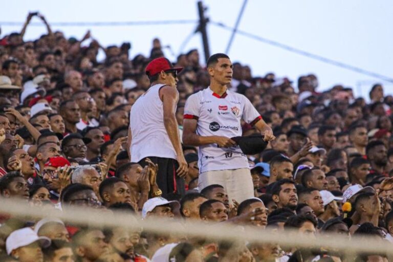 Léo Gomes no meio da torcida