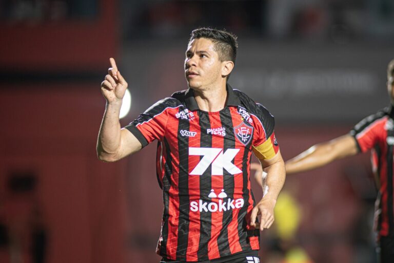 Osvaldo quebra jejum de mais de um ano sem fazer gol