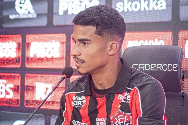Vitória apresenta Renê e atacante usará a camisa 91