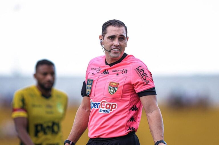 Árbitro envolvido em polêmica apita Vitória x Atlético-MG