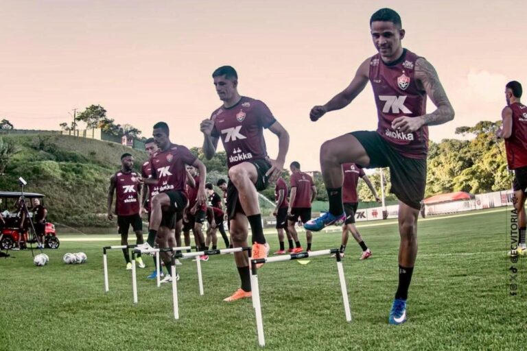 Vitória finaliza preparação e embarca para Maceió com 23 relacionados