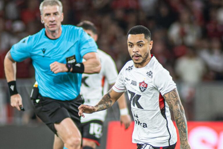 Vitória formaliza reclamação contra arbitragem de Daronco