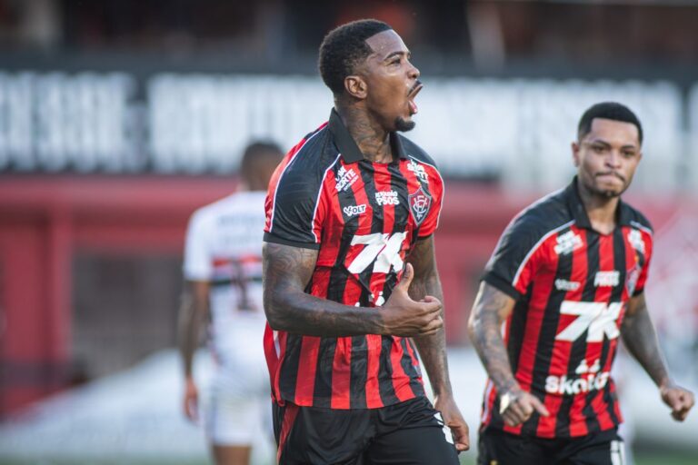 Com gols de Cacá e Ramon, Vitória vence o São Paulo no Barradão