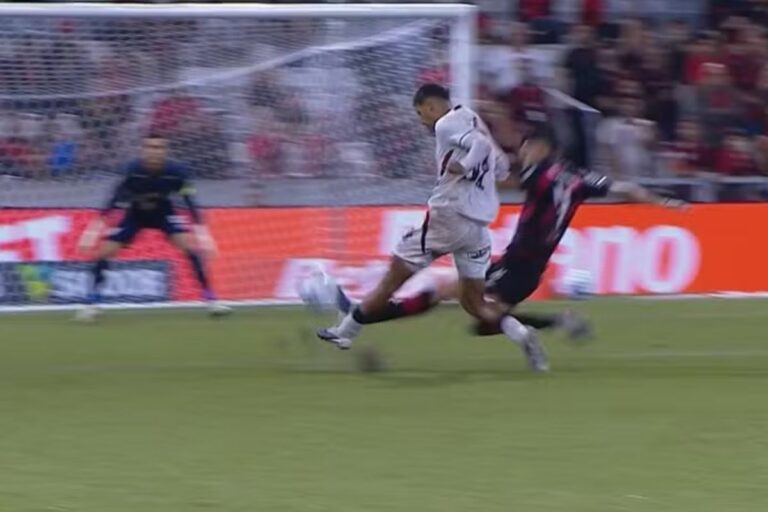 Comissão avalia jogo do Vitória e Athletico e indica lance para vermelho