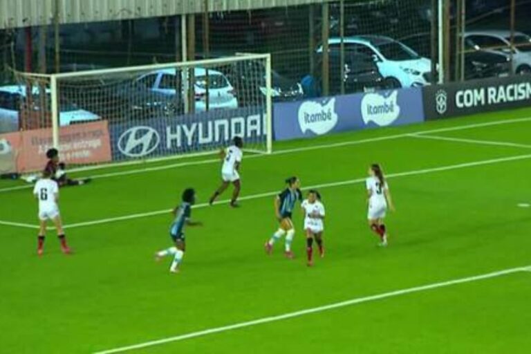 Vitória perde e cai para lanterna no Brasileirão Feminino