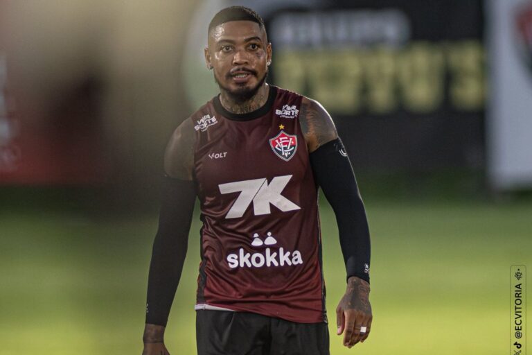Marinho treina e se aproxima de retorno aos gramados pelo Vitória