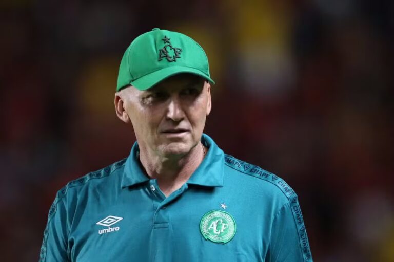 Chapecoense demite técnico antes de enfrentar o Vitória