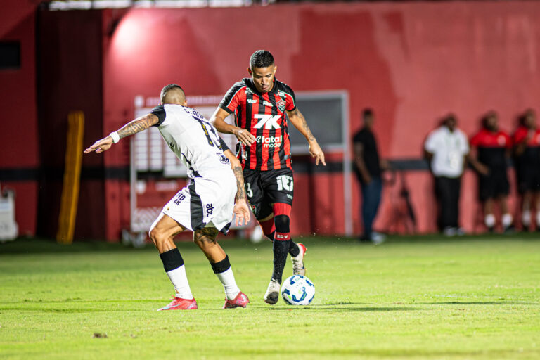 STJD multa Vitória por atraso em jogo contra o Atlético-MG