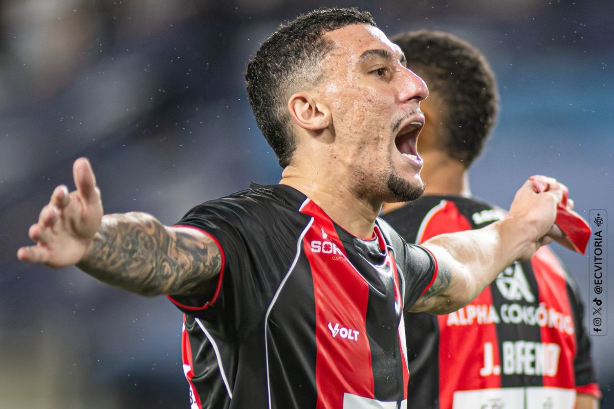 Baralhas com a camisa do Vitória em foto de arquivo