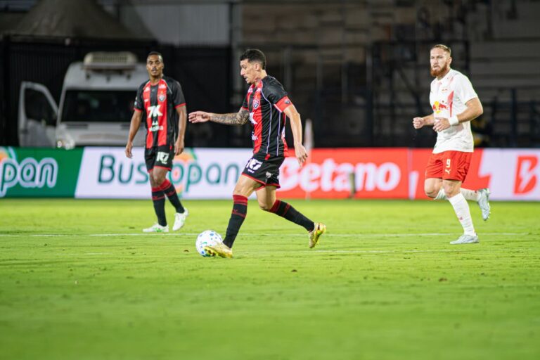 Arcanjo defende pênalti, mas Vitória perde para o Bragantino fora de casa